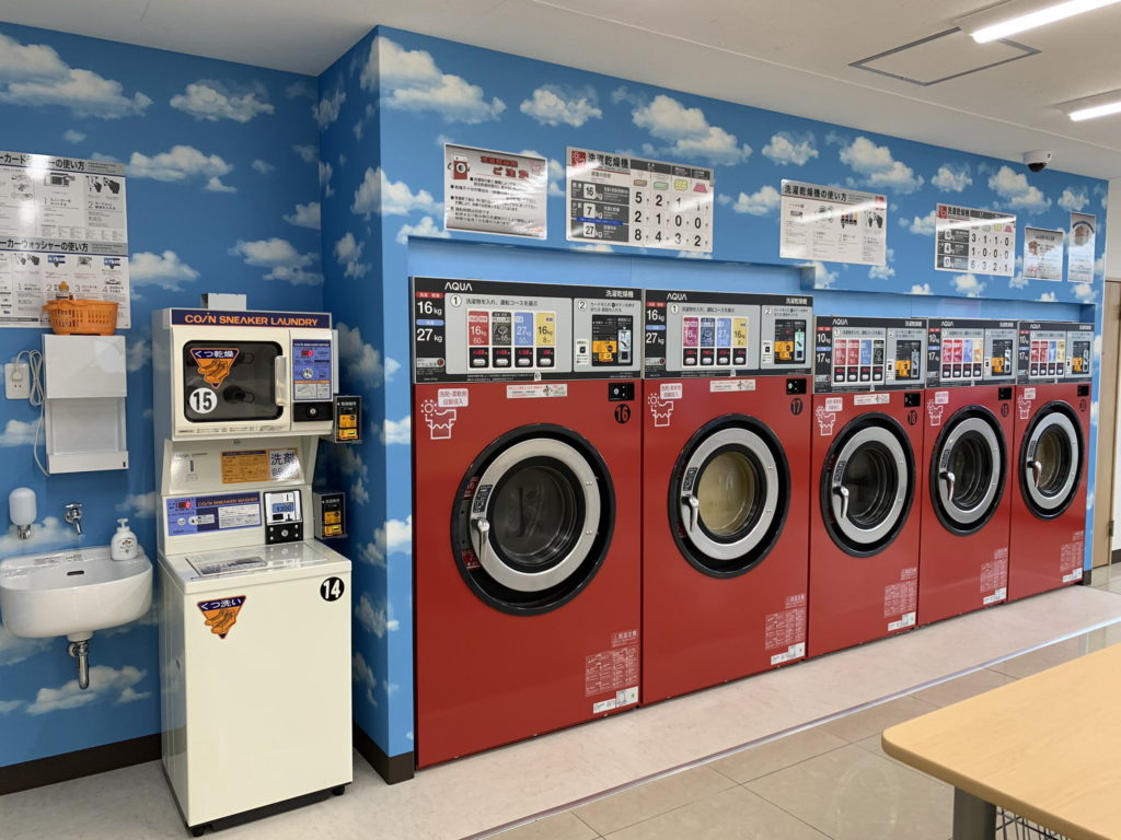 伊東市ひまわりコインランドリー 店内 洗濯乾燥機